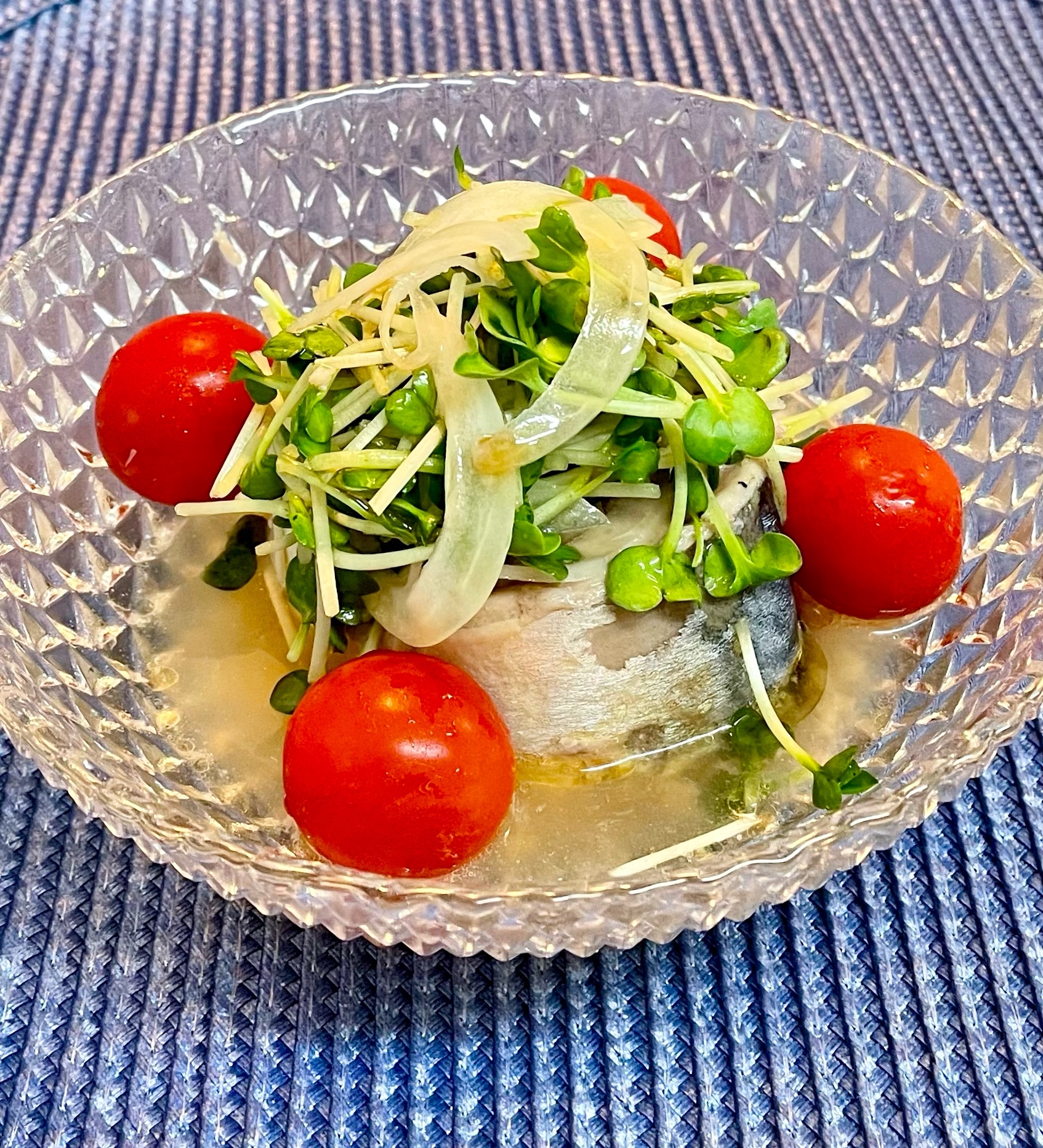 常備の缶詰と野菜で一品♡丸ごとサバの水煮缶サラダ