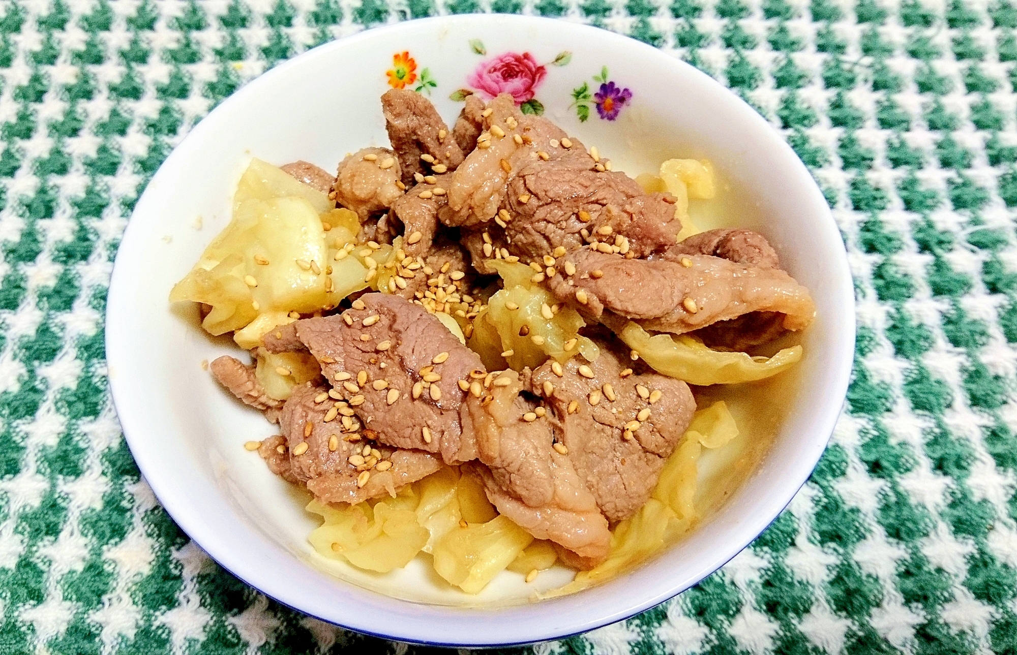 白い皿に盛り付けたラム肉とキャベツのみそ炒め