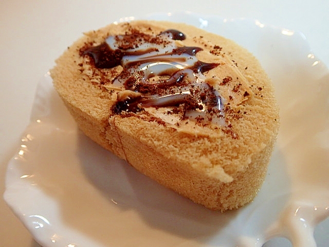 ピーナツクリームとチョコミルクの珈琲ロールケーキ