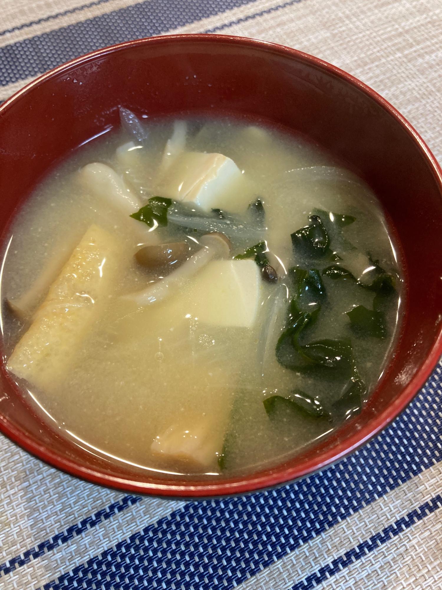 わかめ入り！豆腐と玉ねぎとしめじのみそ汁♡