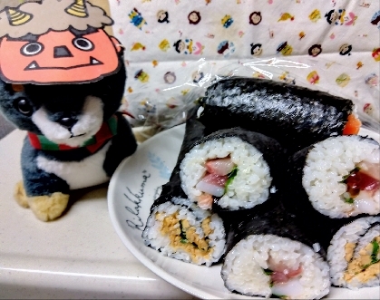 昨年は側面が今一だったので綺麗にカットしてリベンジしましたが巻きが緩い？酢飯が少ない？潰れてしまいました
来年またリベンジです
ちなみにクマではなく黒柴です♡