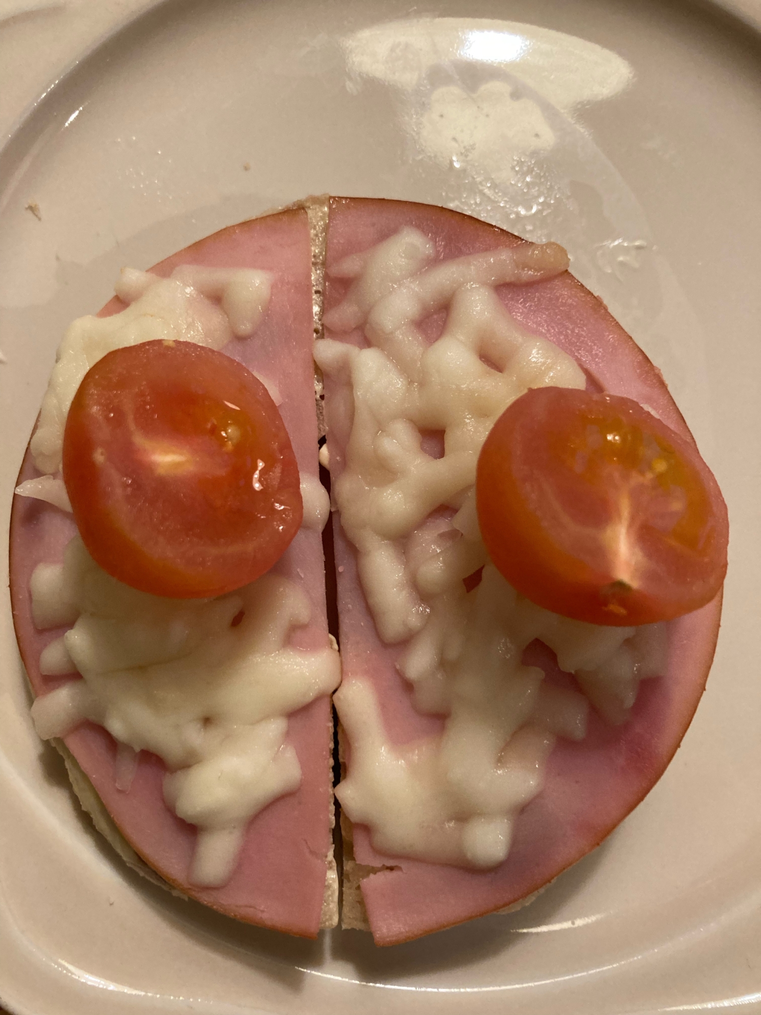 トマトとレーズンのチーズベーグル