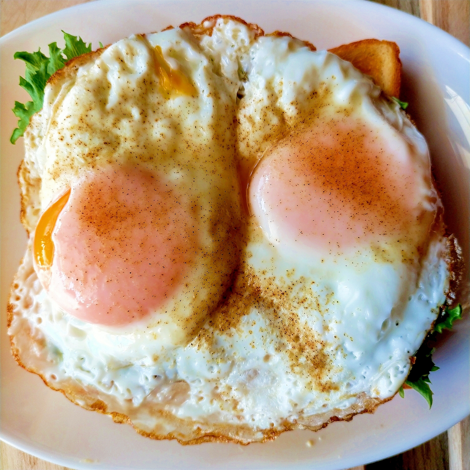 今日の朝食!トーストのレタス目玉焼き乗せ