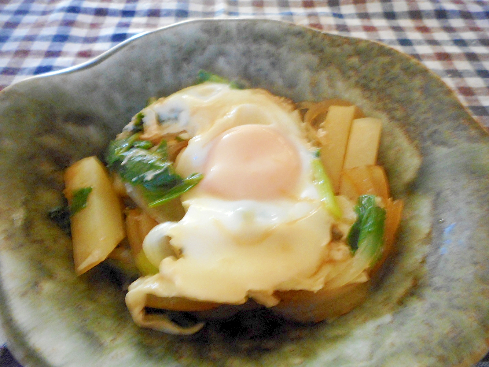 卵とジャガイモとカブの葉の煮物