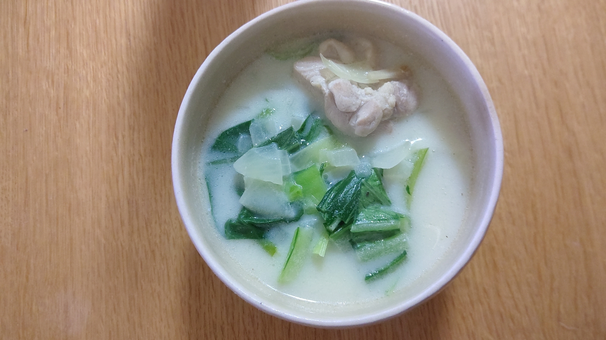 チンゲン菜と鶏肉の豆乳スープ