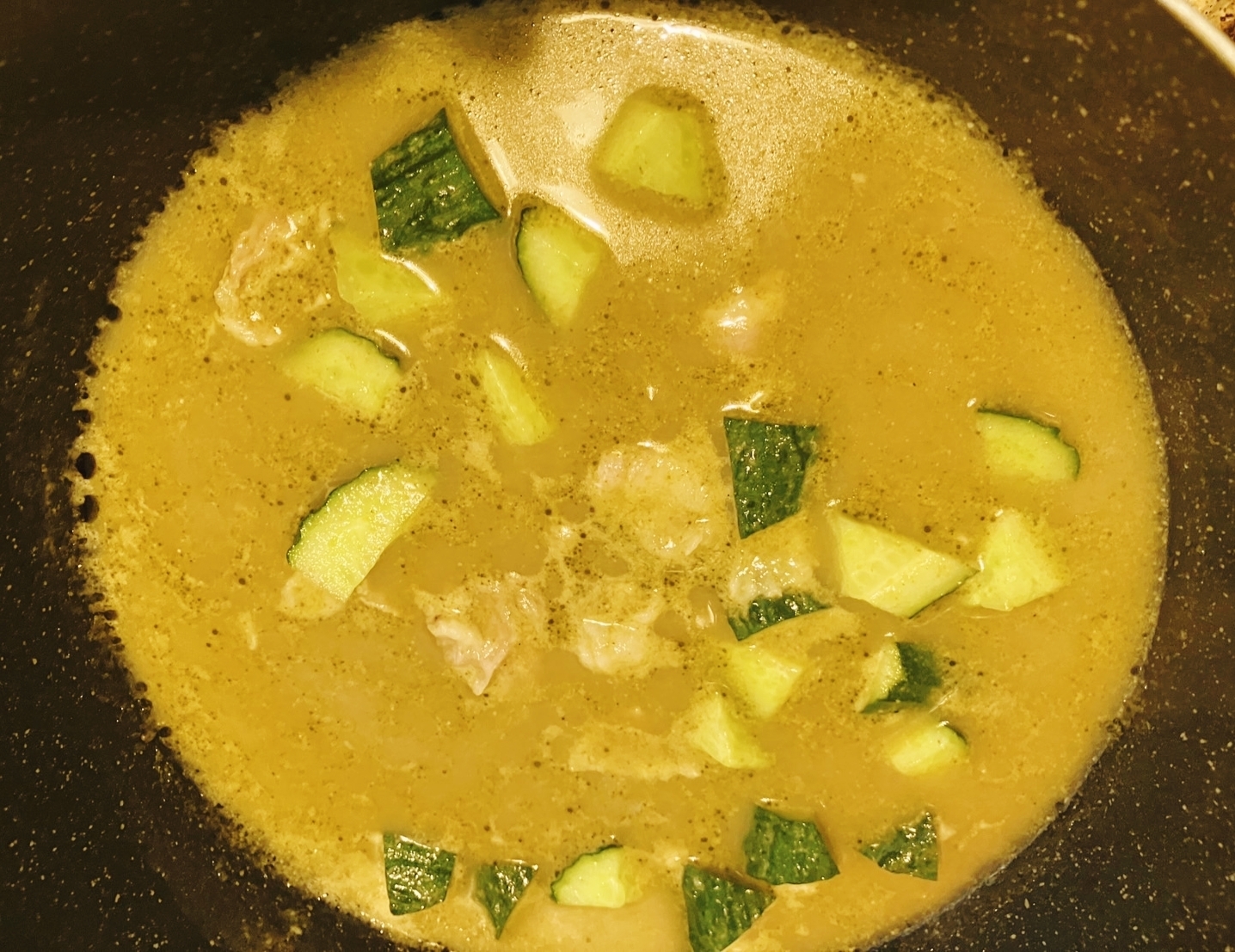 キュウリと豚薄切り肉のピリ辛グリーンカレー