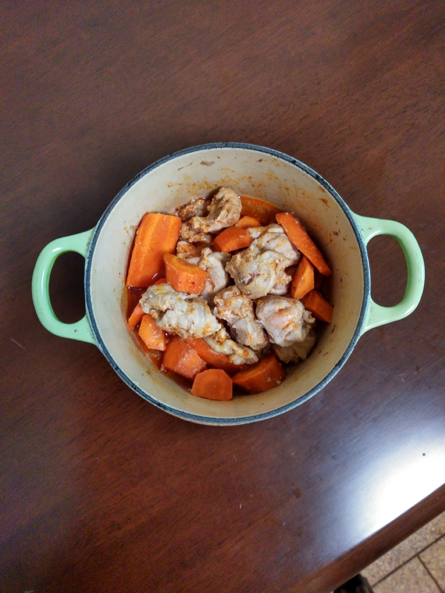 畳んだ豚肉とにんじんの煮物