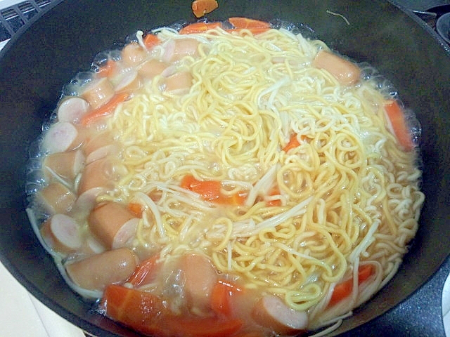 中華麺で味噌バターソース煮込みラーメン♪