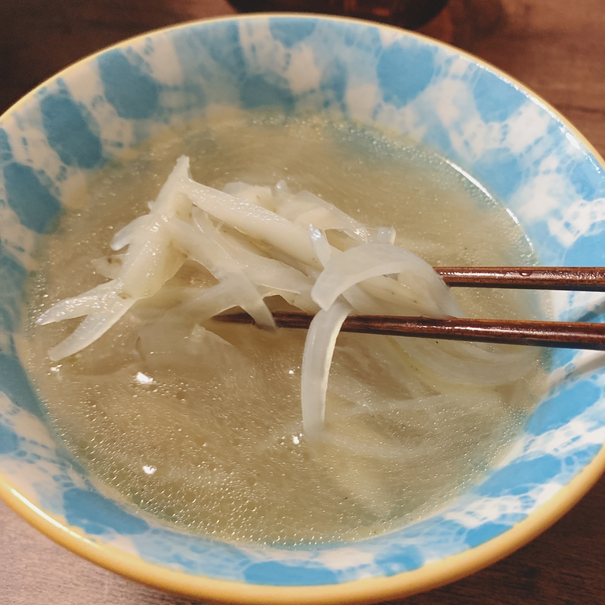 【食物繊維たっぷり】ゴボウと玉ねぎのあったかスープ