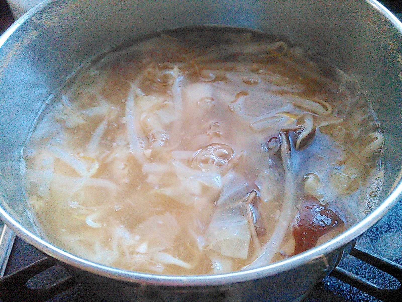 もやし椎茸キャベツの豚骨味噌スープ