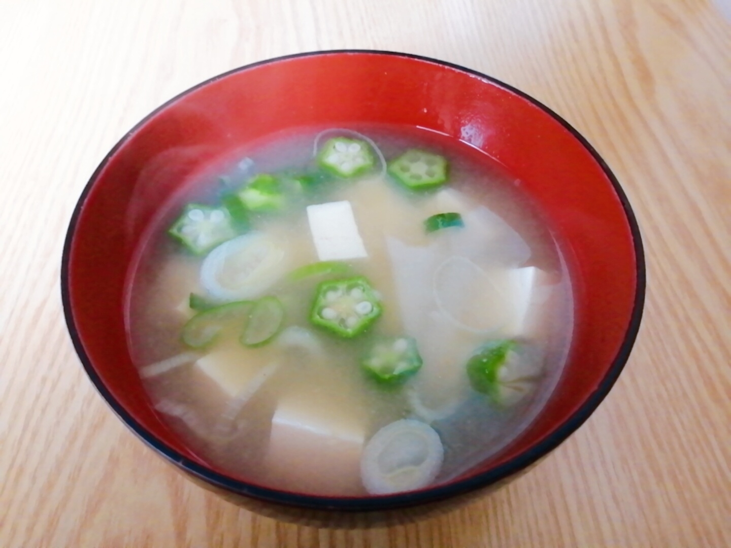 豆腐とオクラとねぎの味噌汁