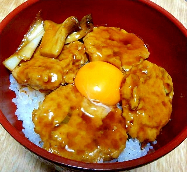 甘辛タレで鶏つくね丼☆卵黄を添えて