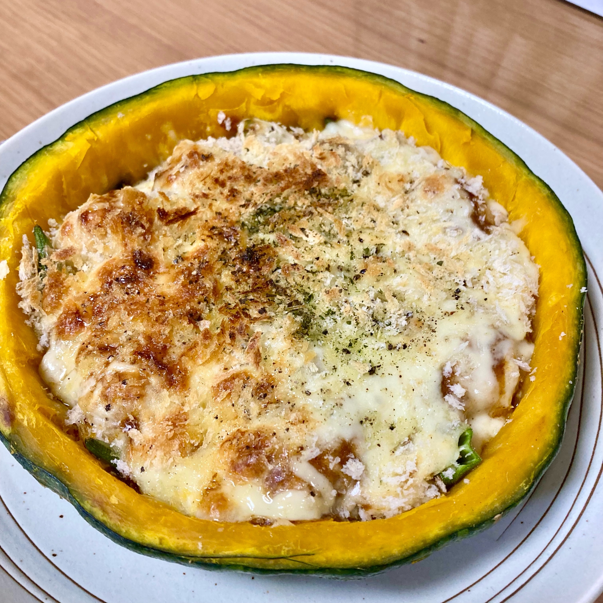 器ごと食べられるカボチャのカレーチーズ焼き