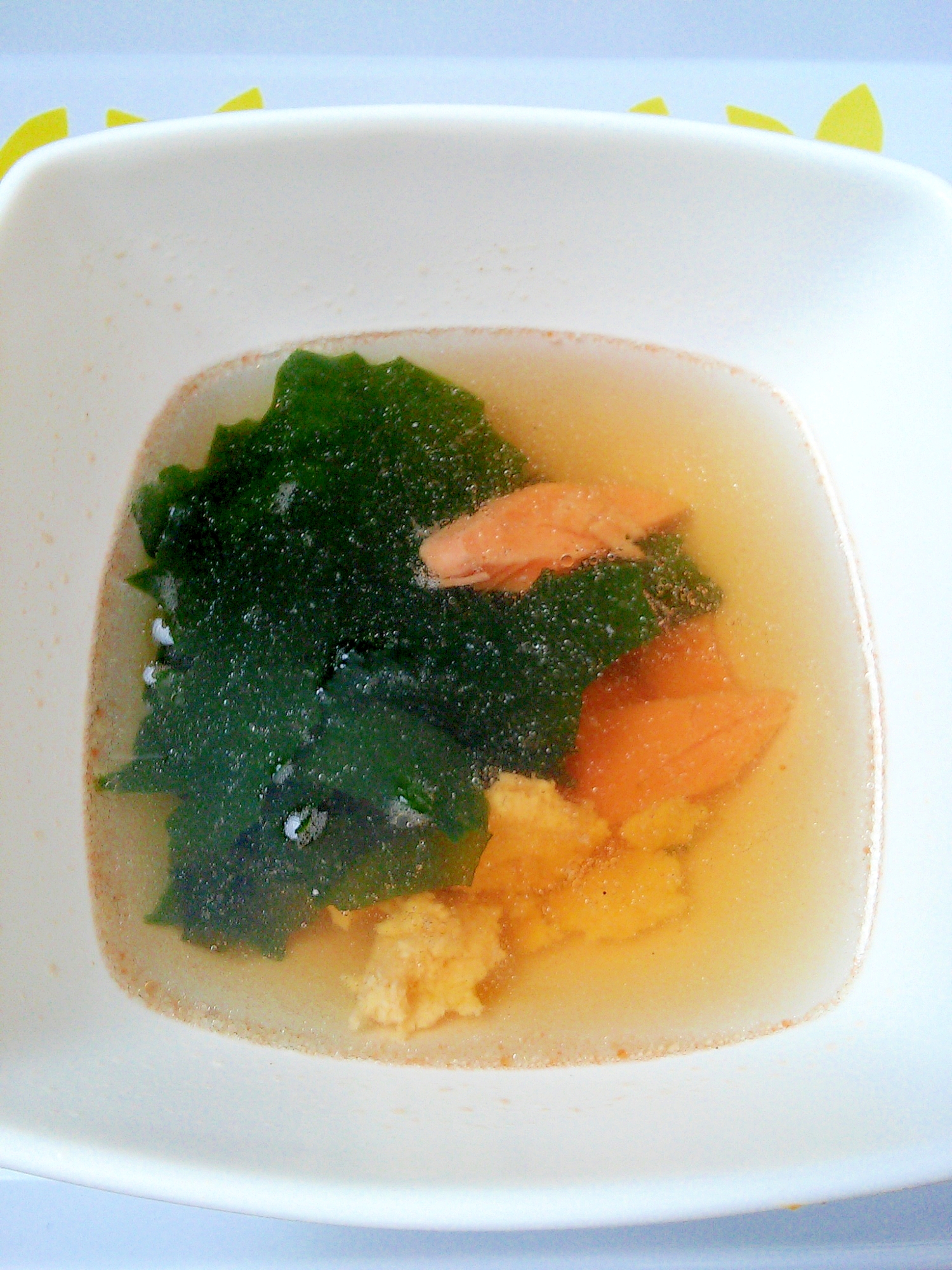 レンジで簡単☆炒り卵と鮭とわかめの和風スープ
