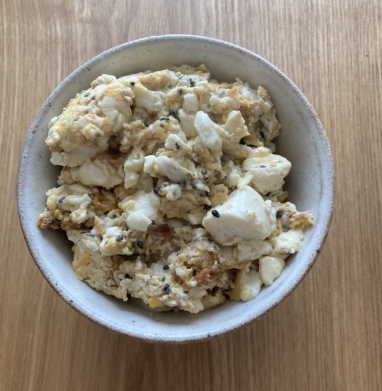 豆腐と卵と鰹節の黒すりごま炒め丼