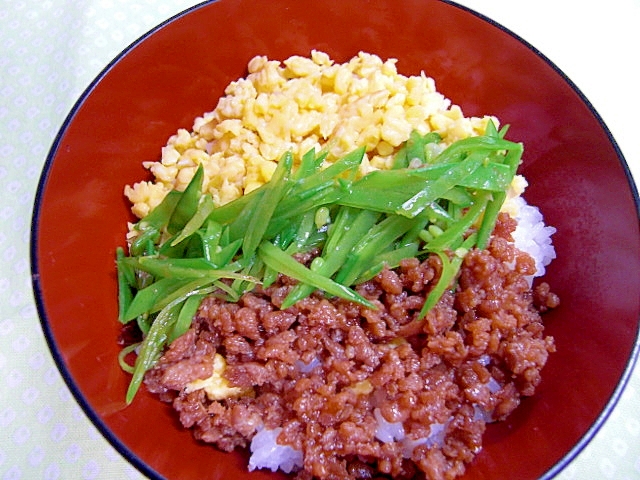 鶏そぼろ三色丼