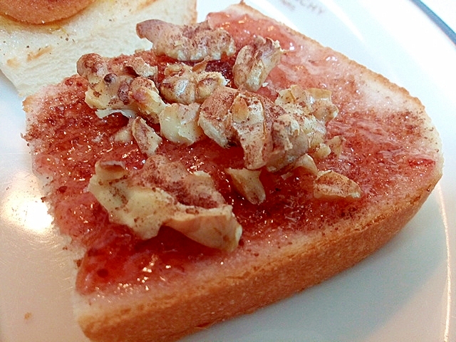 苺ジャムと胡桃とカカオシュガーのトースト
