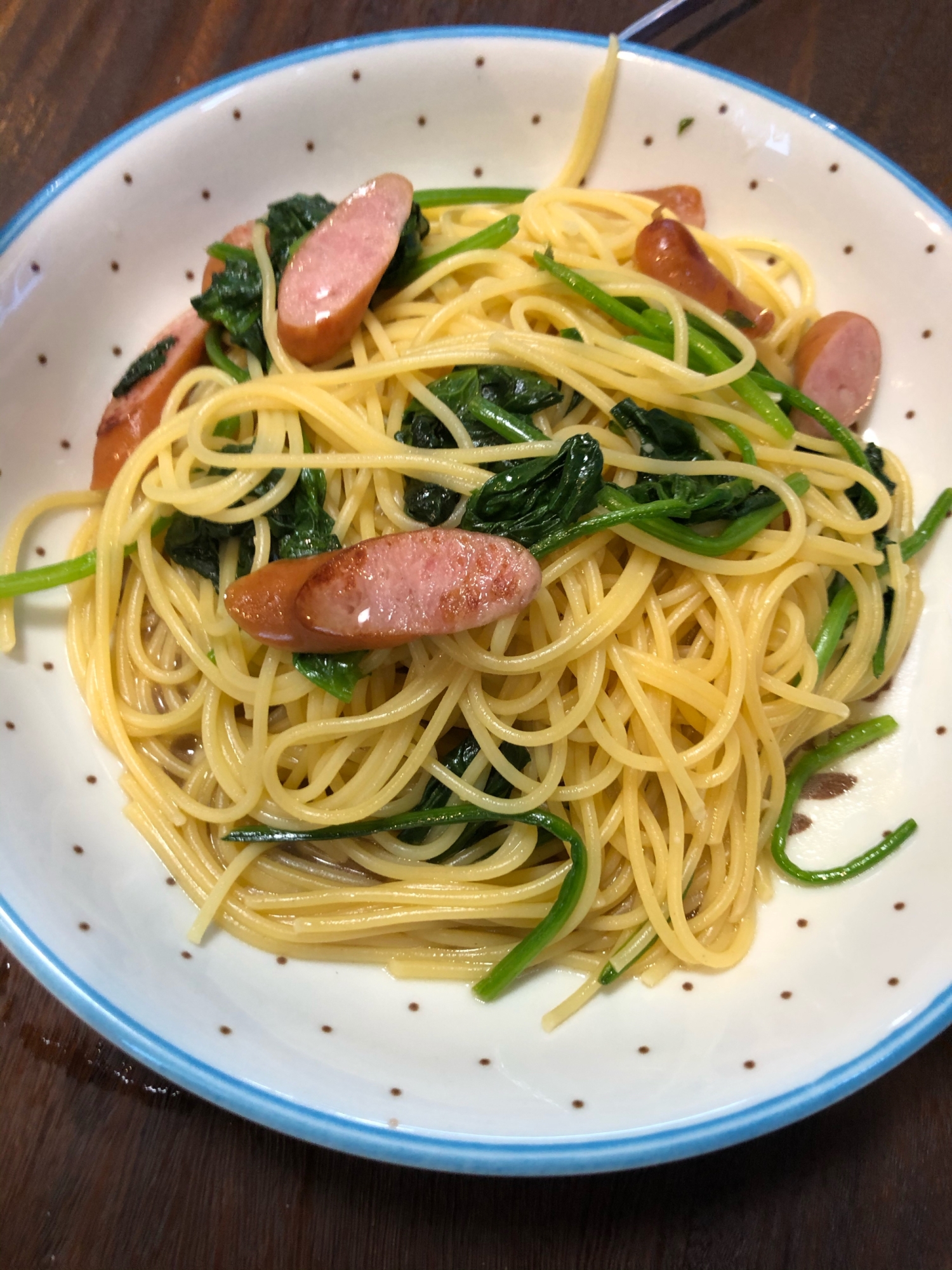 ウインナーとほうれん草のコンソメ醤油パスタ