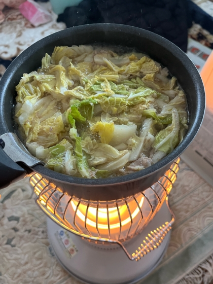 コンロの調子が悪く火がつかないので石油ストーブの上で作りました。
ガス代節約しながら美味しい鍋ができました。半分食べた後で春雨を入れて食べました。美味しかった！