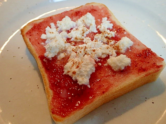 苺ジャムとカッテージチーズのシナモン香るトースト