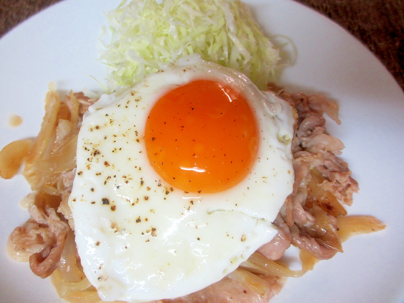 目玉焼きのせ、豚こましょうが焼き