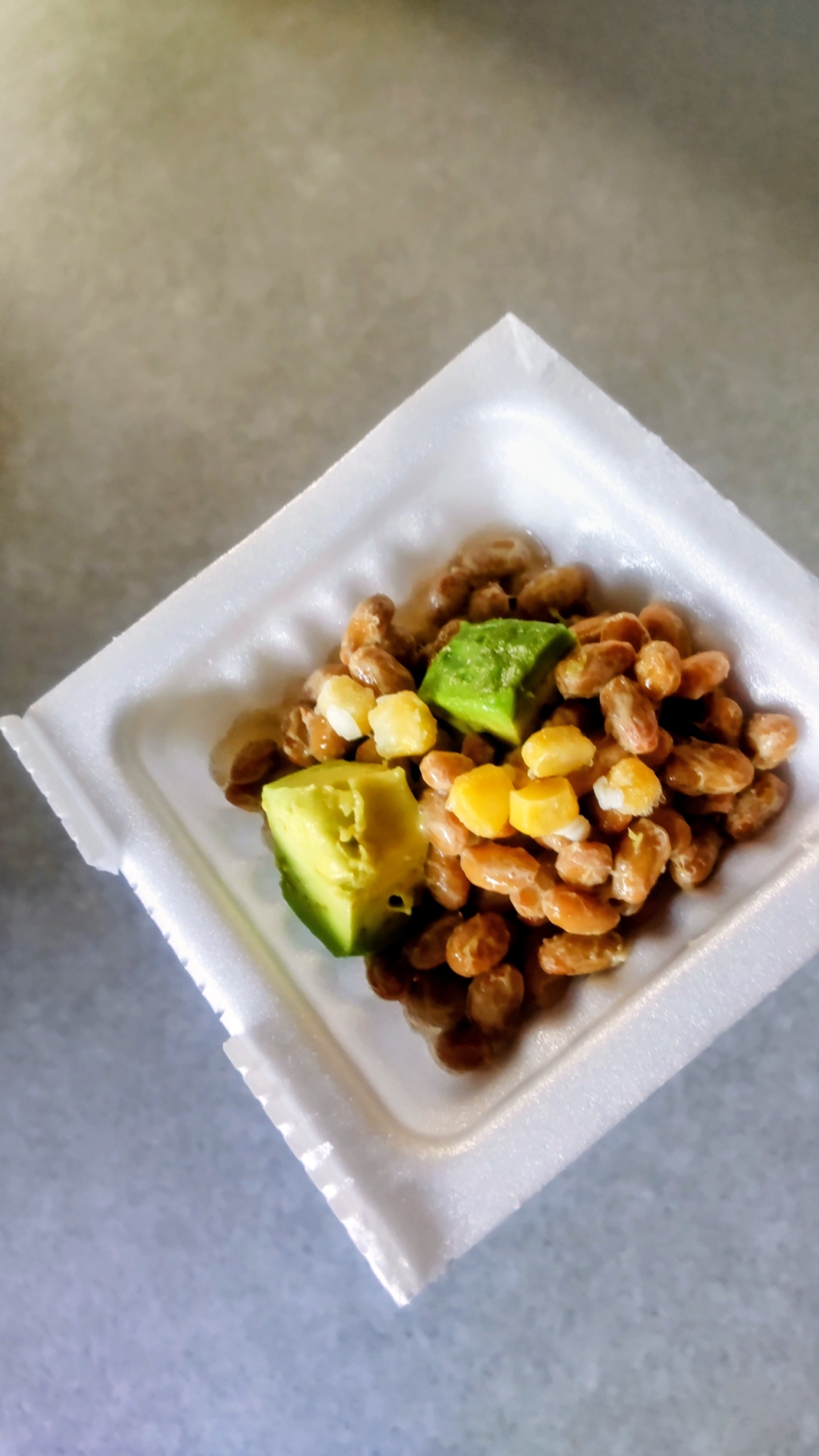 コーンとアボカドの納豆