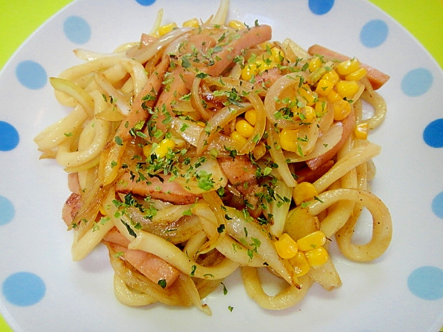 玉ねぎと魚肉ソーセージコーンの焼きうどん