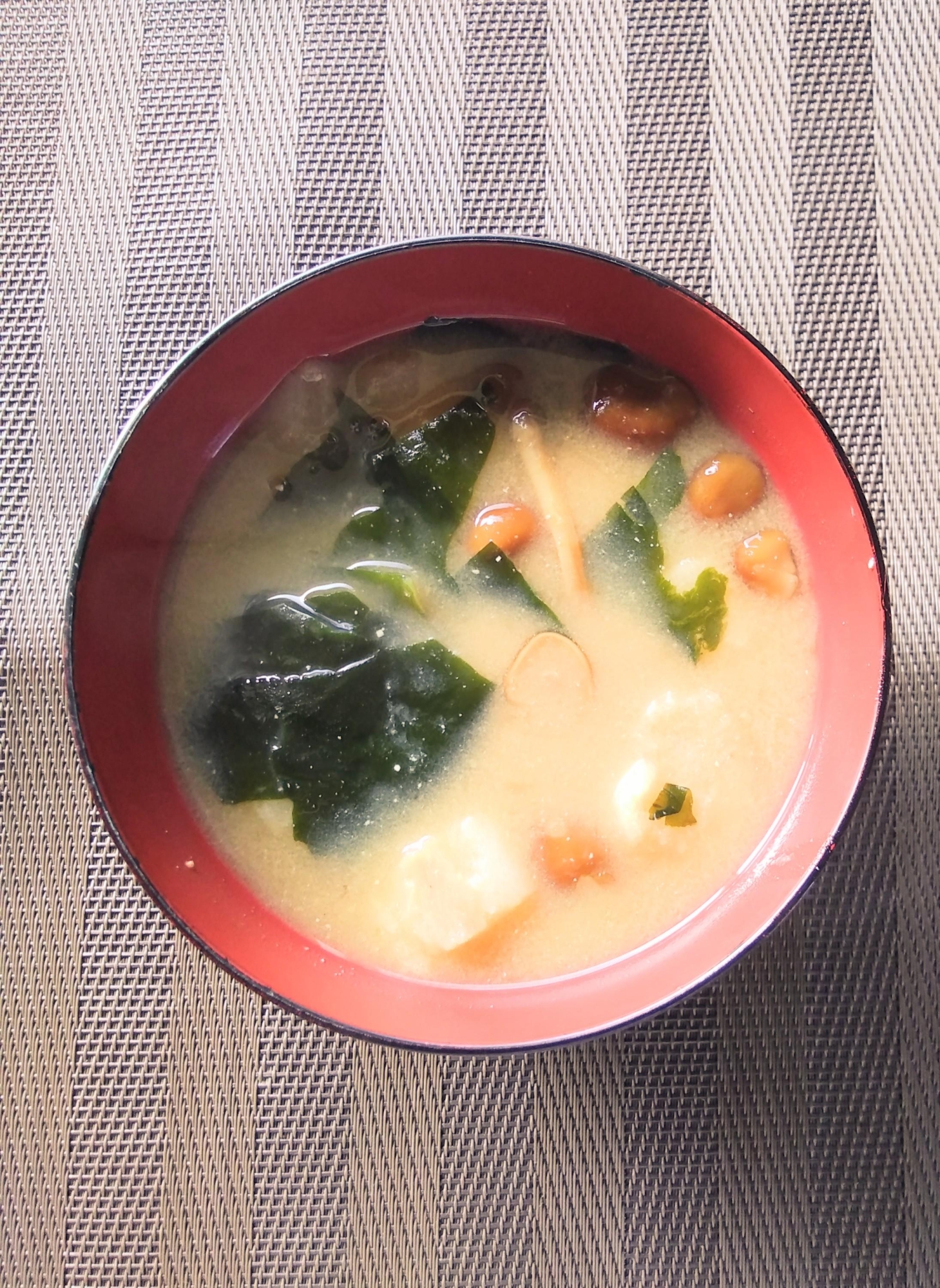 なめことわかめと麩の味噌汁