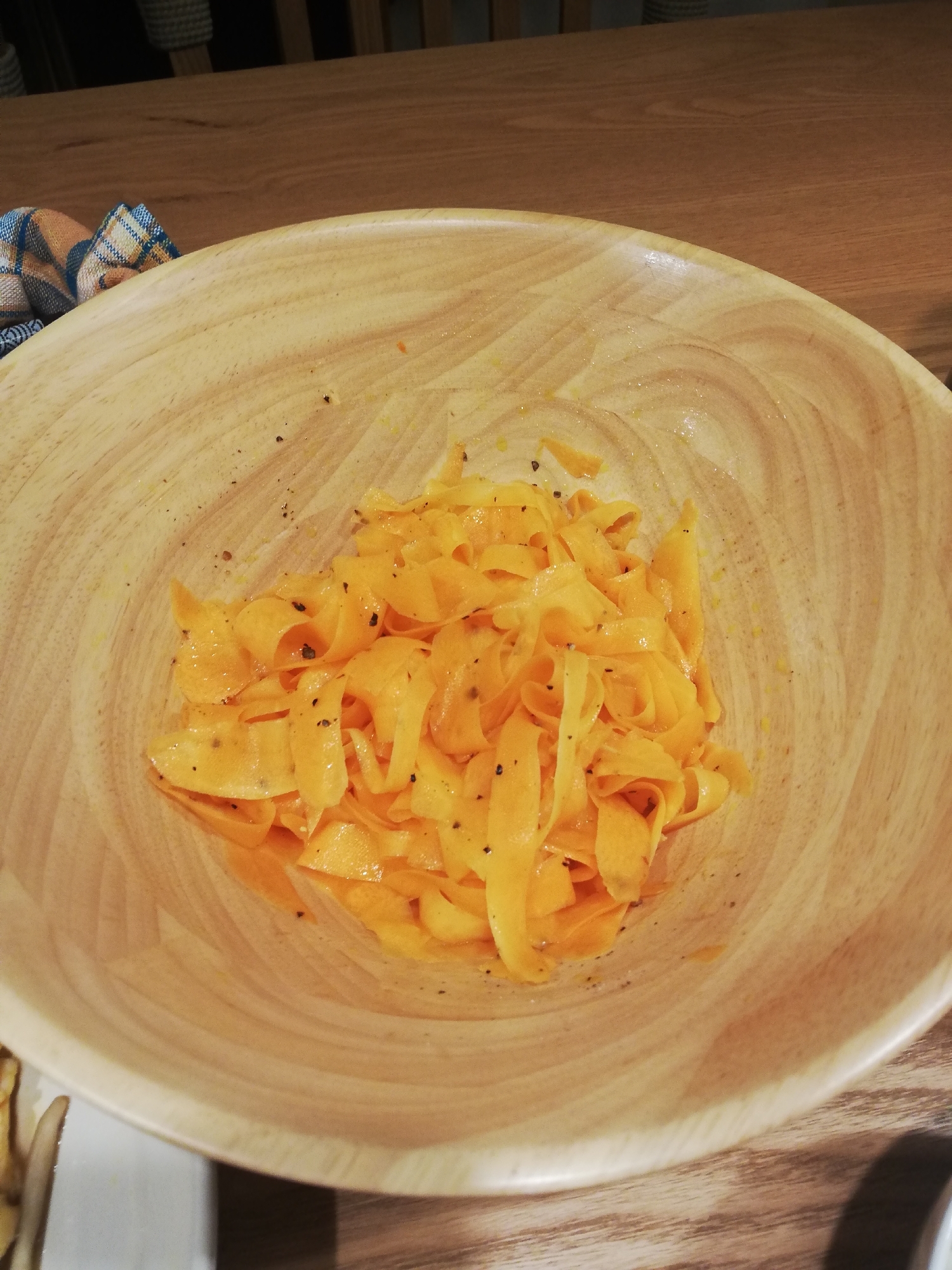 副菜もう1品。彩りにんじんサラダでヘルシーに。