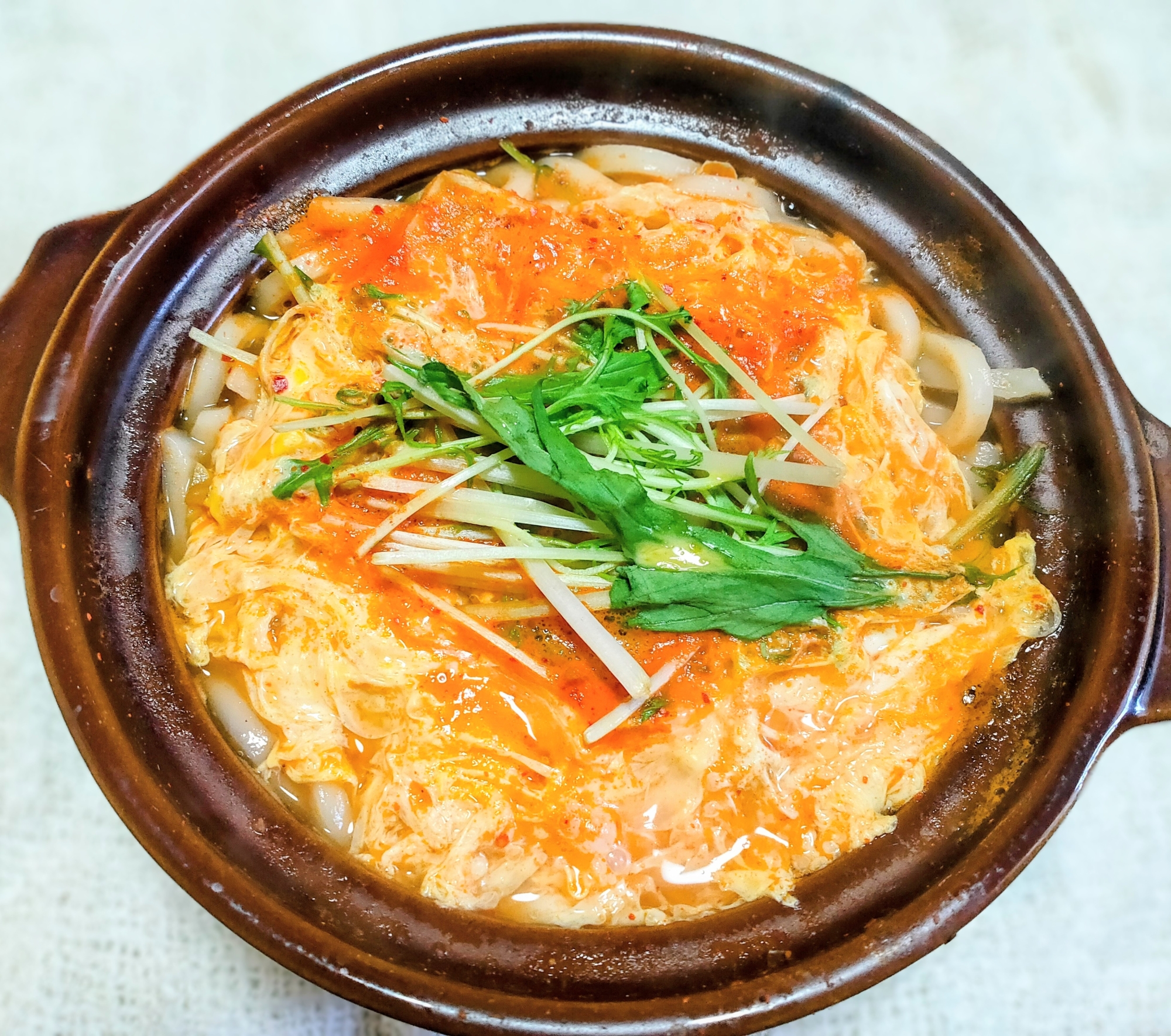 熱々おいしい❣水菜のチゲ鍋風鍋焼きうどん