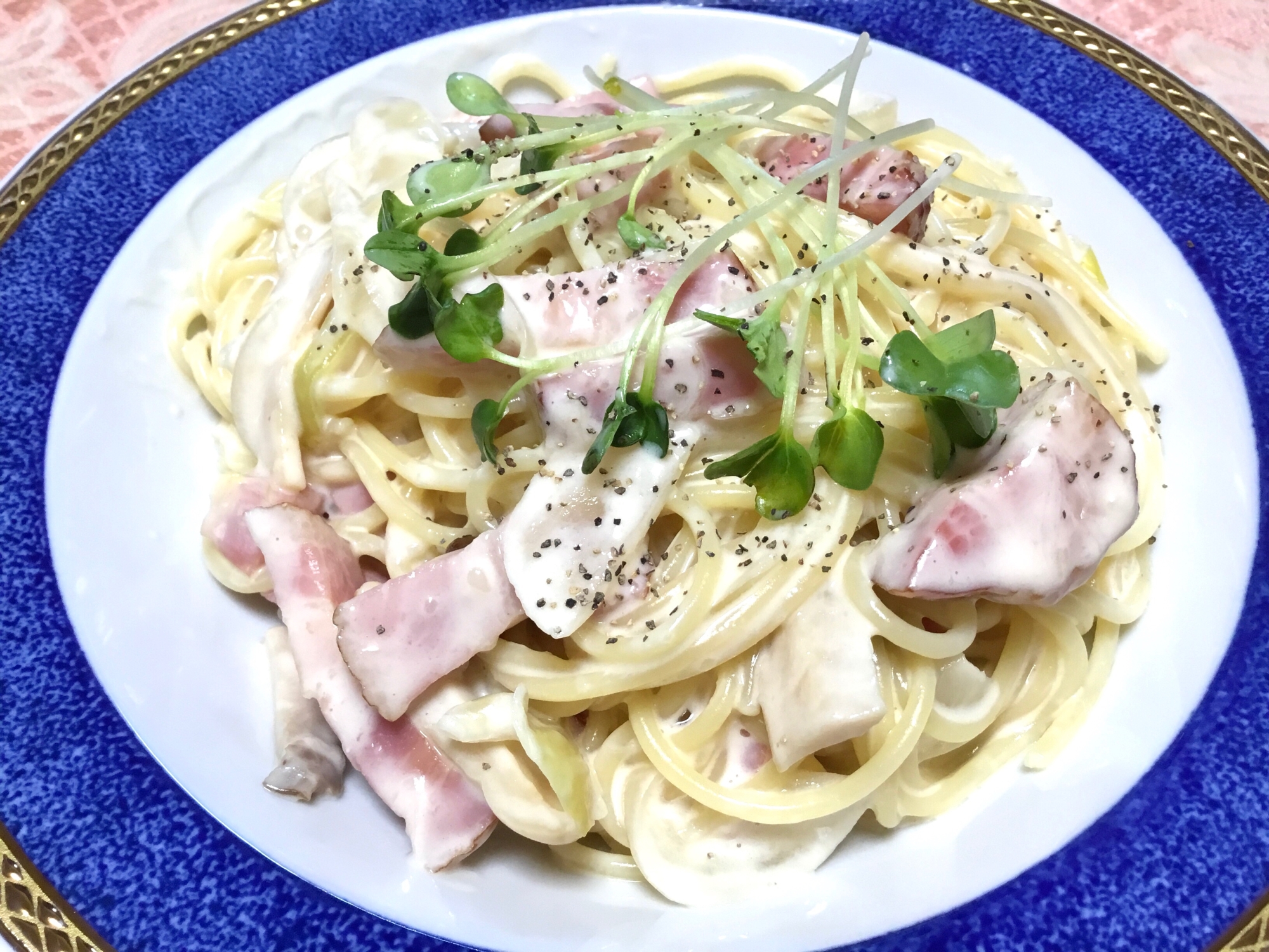 ベーコンとキノコのクリームパスタ