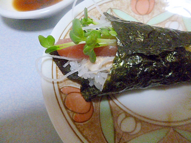 ツナマヨとマグロとかいわれと大根のツマの手巻き寿司