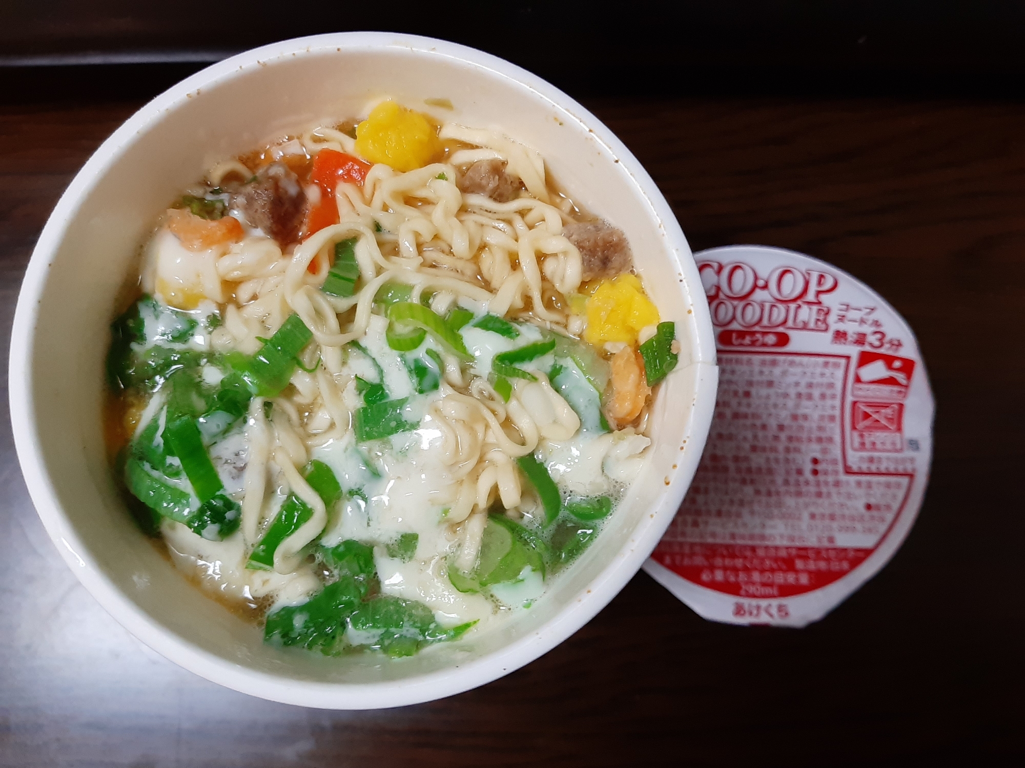 カップラーメンに長ネギ&Wチーズ