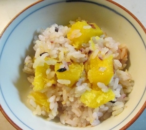 雑穀米を入れて、ほっこりサツマイモご飯になり、秋には嬉しいです。ごちそうさまです。
