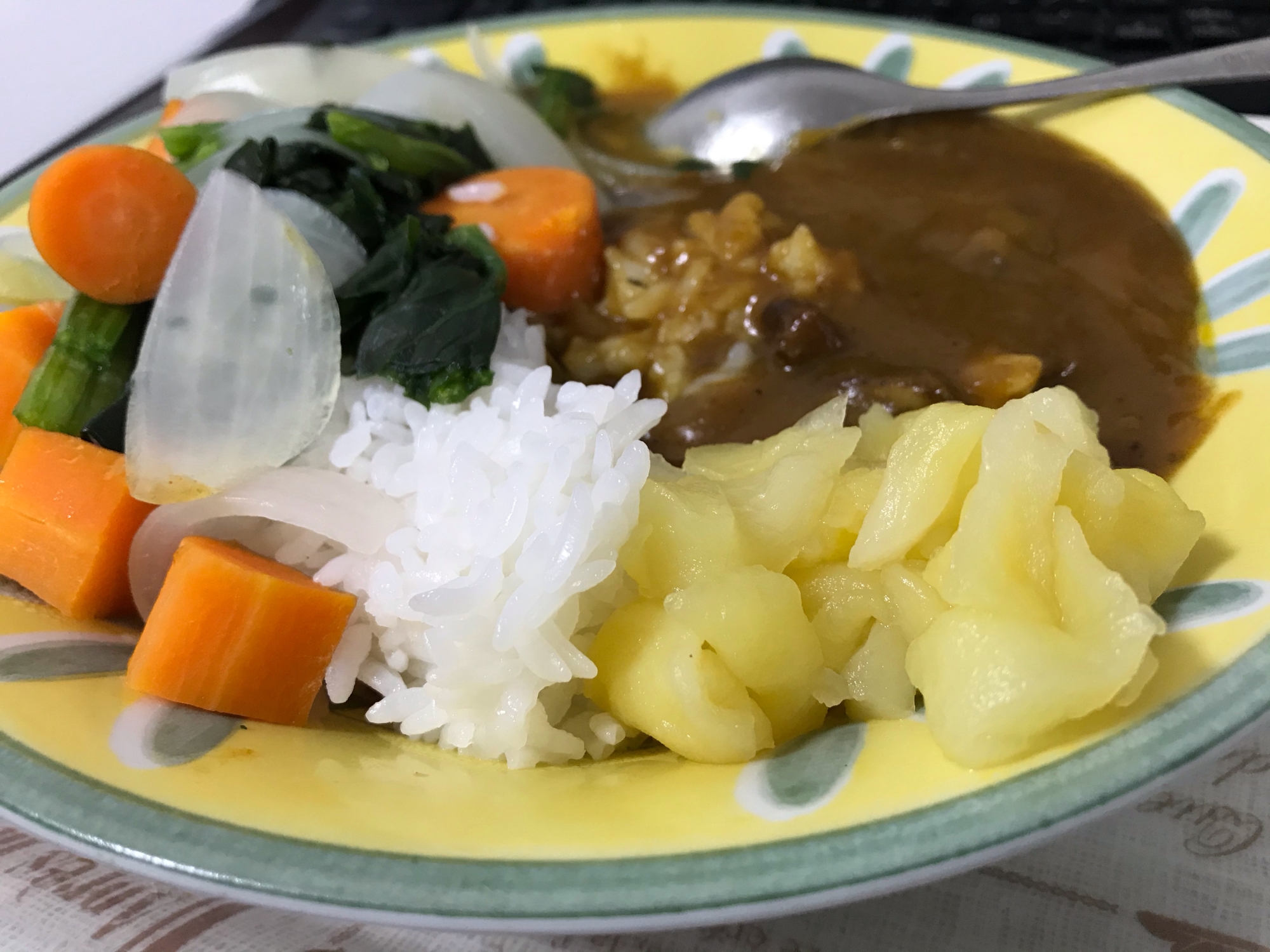 激辛カレーとお助けリンゴ