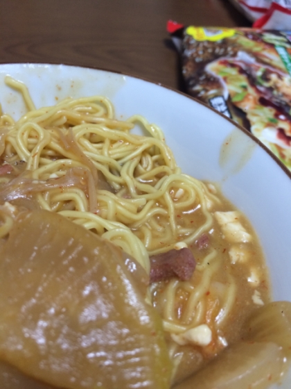 キムチ鍋の残りに、焼きそば麺。