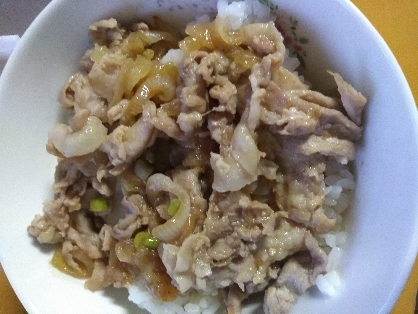 味付け砂糖と醤油だけ♪豚こま切れで簡単豚丼。