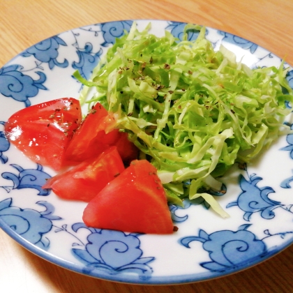 キャベツとトマトのうまドレサラダ