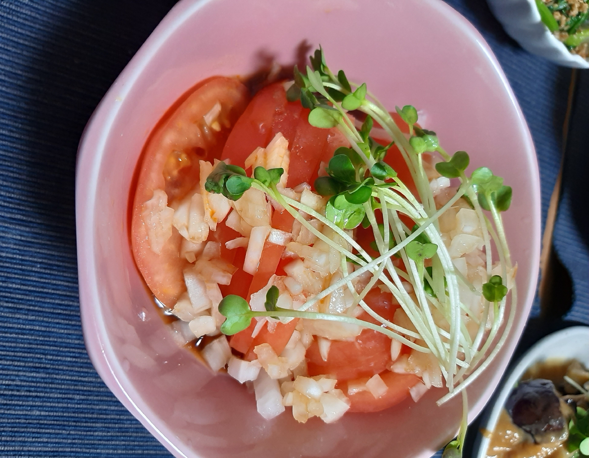 トマトと玉ねぎのサラダ 酢醤油ドレッシング レシピ 作り方 By 恭子食堂 楽天レシピ トマトと玉ねぎのサラダ 酢醤油ドレッシング レシピ 作り方 By 恭子食堂 楽天レシピ