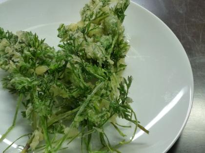 自宅でにんじんを育てています＾＾
うちも葉っぱは天ぷらにして塩をつけて食べますよぉ　　美味しいですよねっ♪