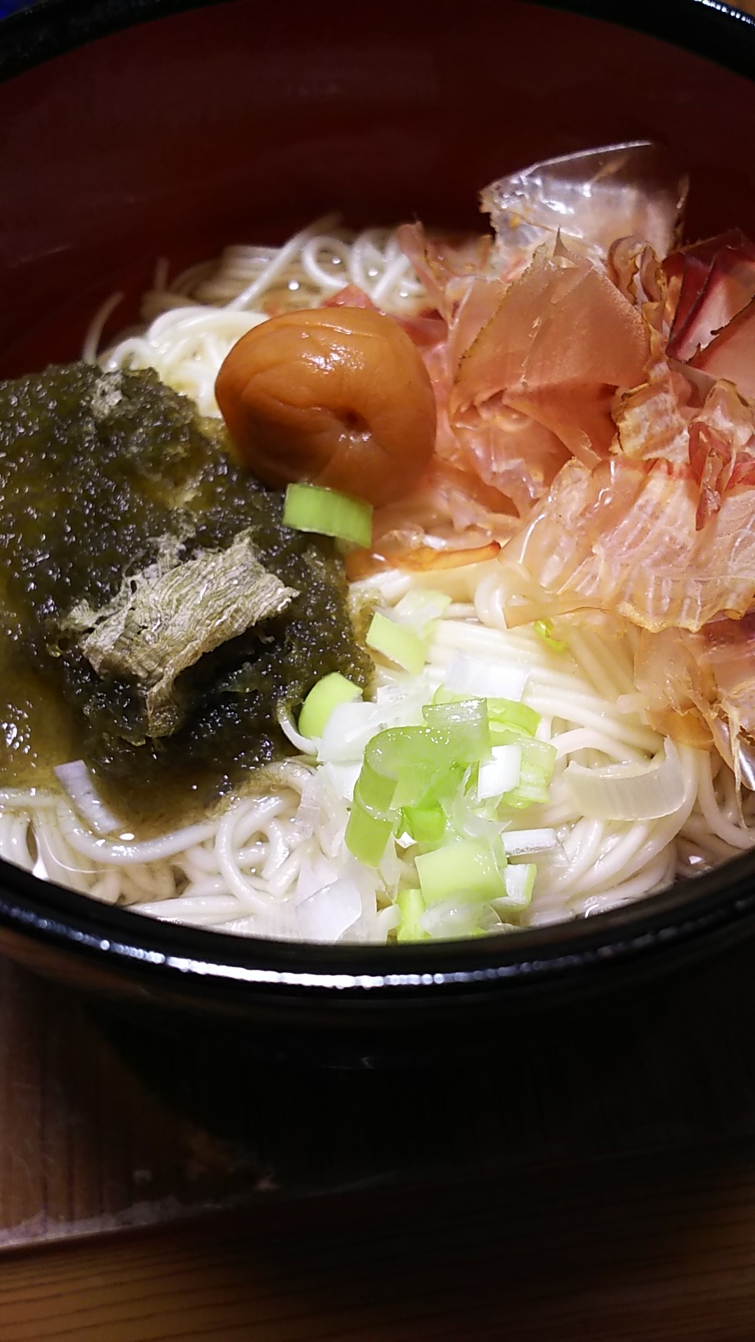 梅とろろ昆布そうめん