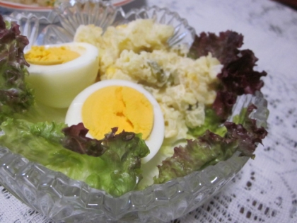 ゆで卵たこ焼きのせた野菜サラダ