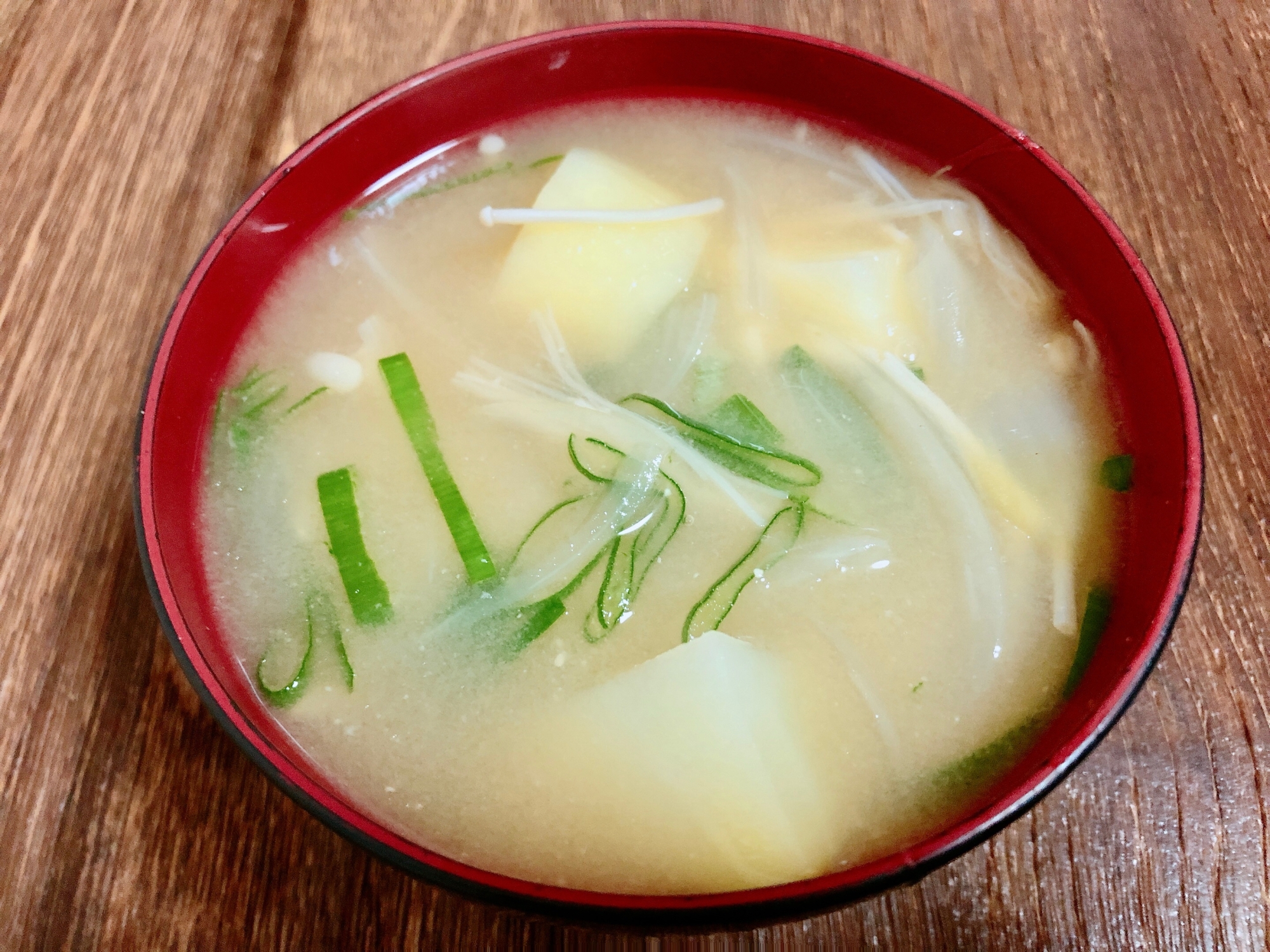 玉ねぎとじゃがいもの味噌汁