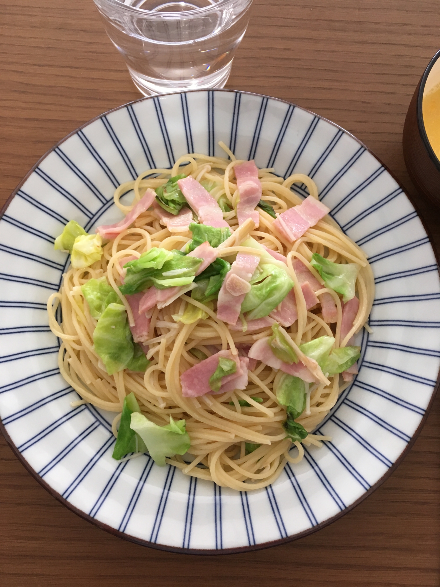 キャベツとベーコンにんにくパスタ