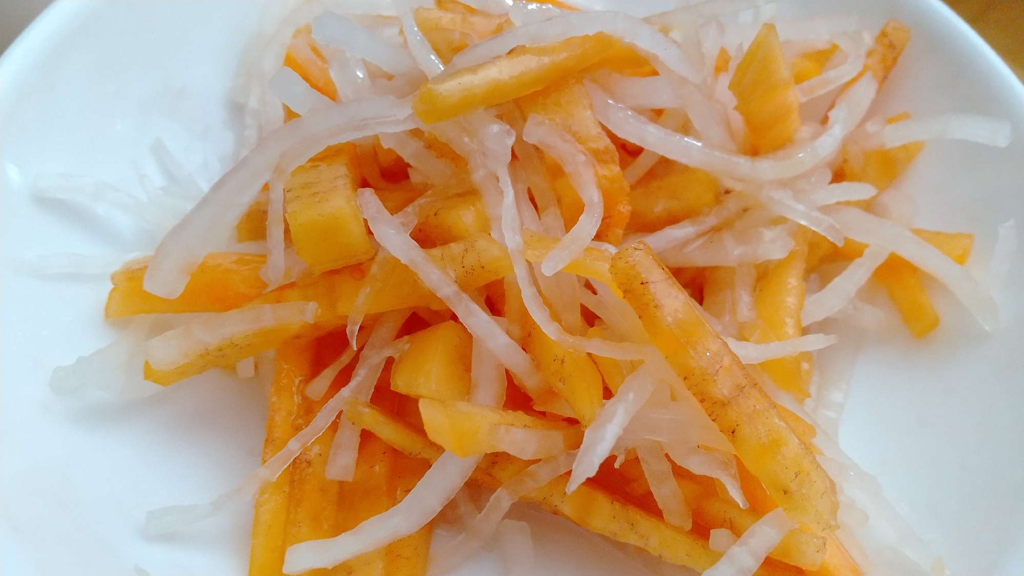 秋の味覚レシピ！　柿と大根のサラダ