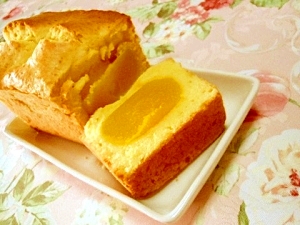 白い角皿の上にある、黄桃缶のしっとりパウンドケーキ