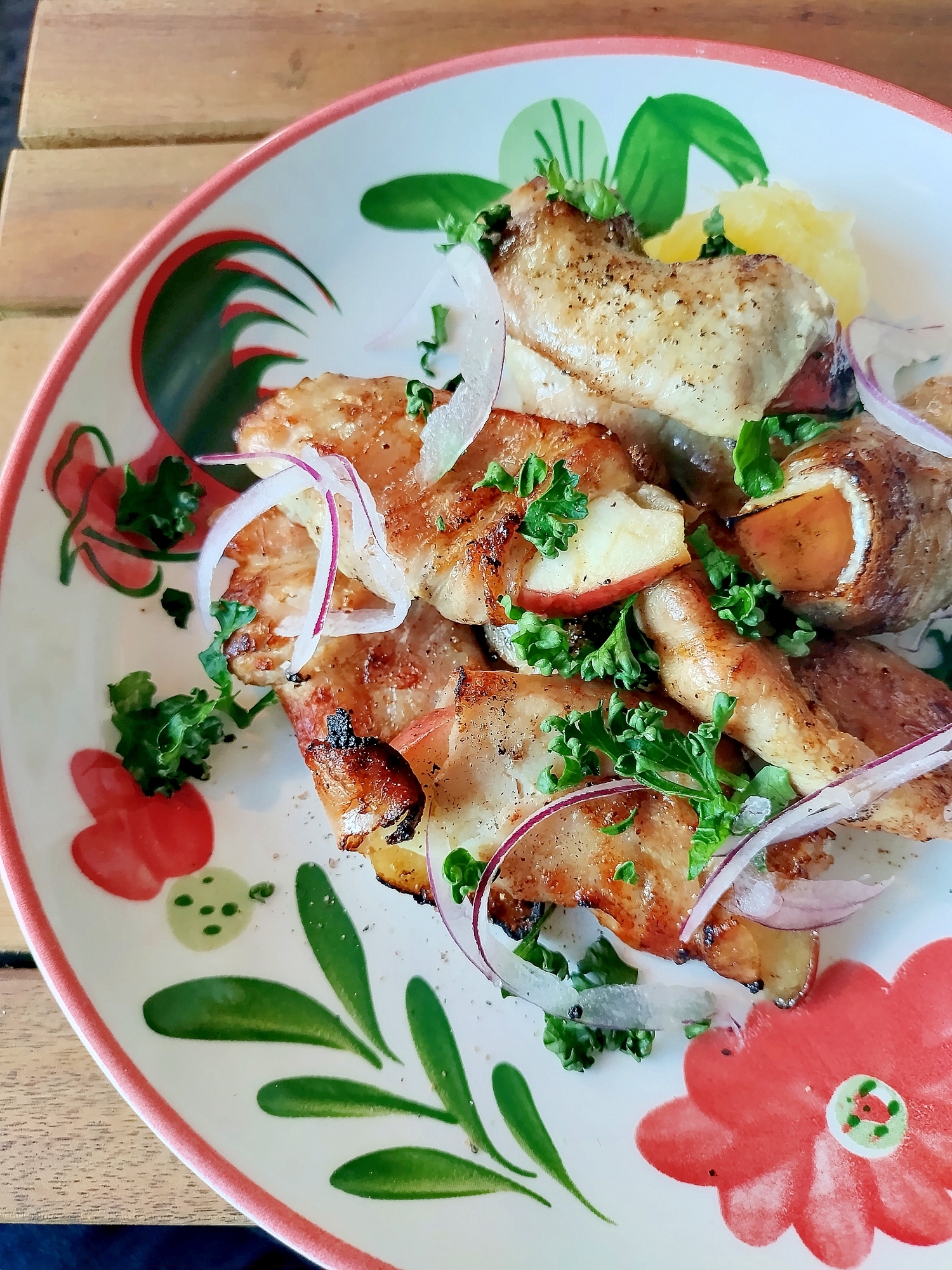 こんがりジューシーな豚肉のりんご巻き焼き♪