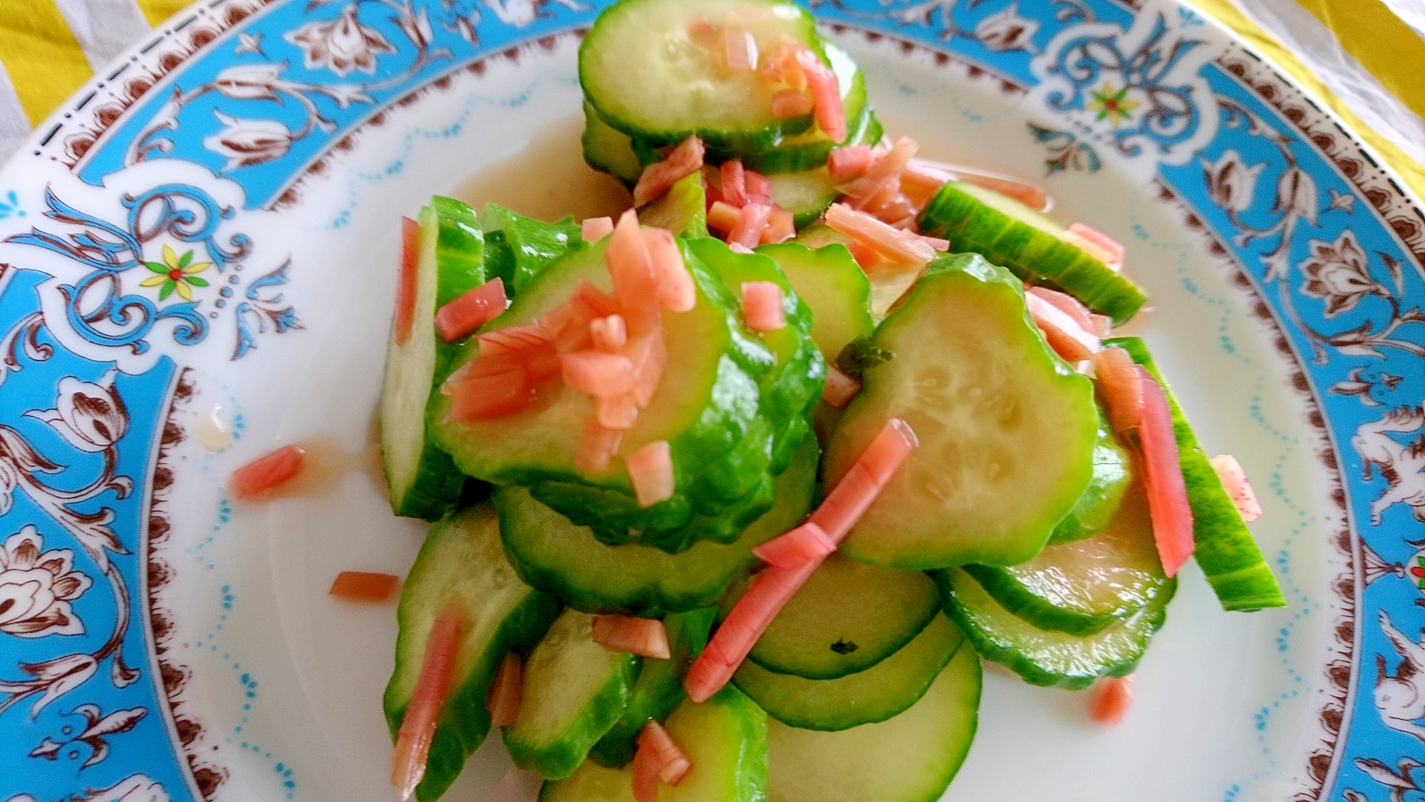 柄物の皿に盛り付けた紅しょうがときゅうりの酢しょうゆ漬け