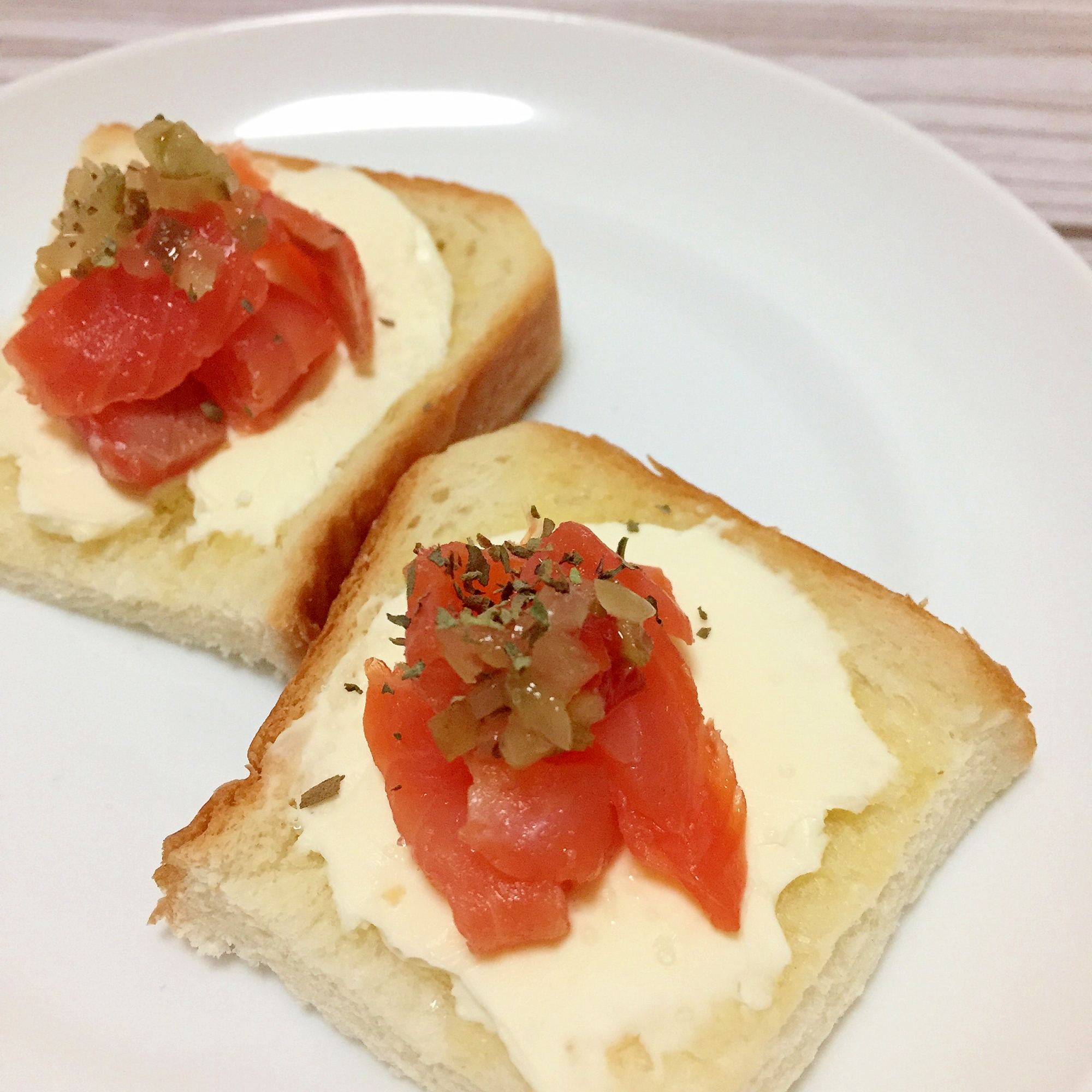 食パンでおつまみ クリームチーズとサーモン♪