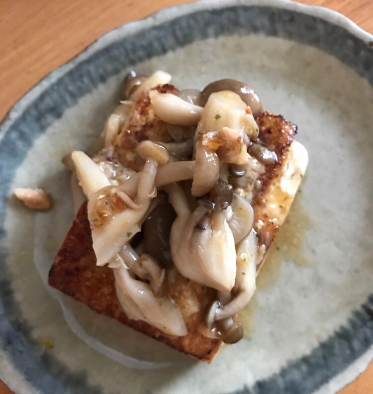 ツナしめじソースがけ豆腐ステーキ